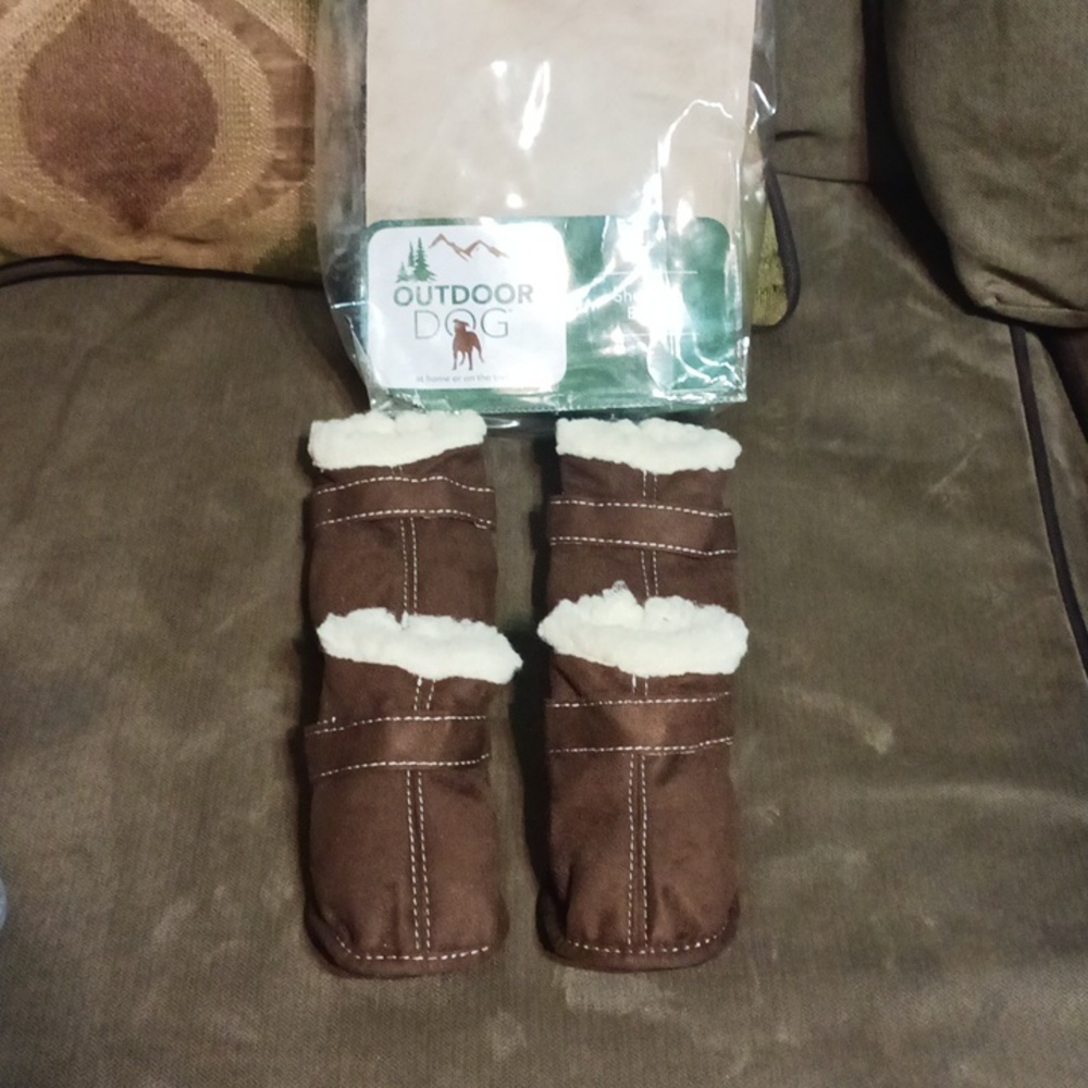 Outdoor Dog shearling boots brown size medium 4 boots